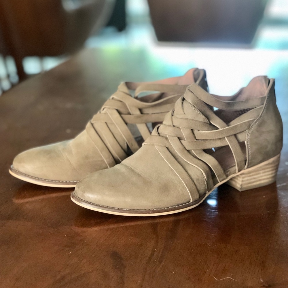 Seychelles “Taupe” So Blue Bootie. Size 8.5